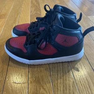 Nike Jordan Jumpman Black Red White Boy Kids Sz 2.5Y Tennis Gym Shoes AV7942-006 - Picture 1 of 10