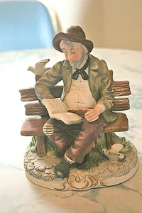 Estatua Bisque de un anciano leyendo un libro - Imagen 1 de 3