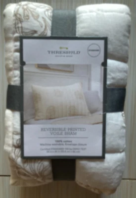 Almohada estándar de gasa estampada reversible de 1 umbral acolchada floral crema Foto 1 de 2