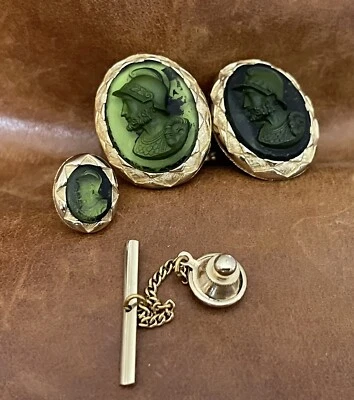 Gemelos dorados de soldado romano con intaglio de vidrio verde SWANK de colección con tachuela a juego Foto 1 de 4