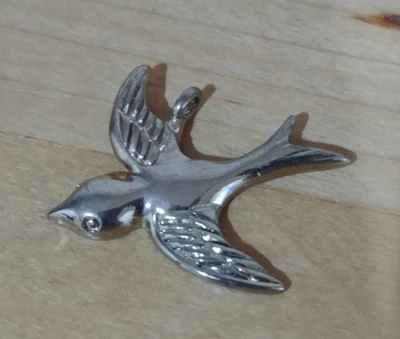 Colgante/dije vintage de pájaro volador tono plata 2,75 cm x 2,5 cm Foto 1 de 3