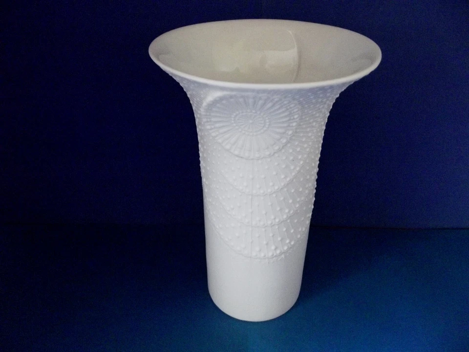 Kaiser Porzellan * Vase * Weiss mit Reliefdekor - Bild 1 von 1