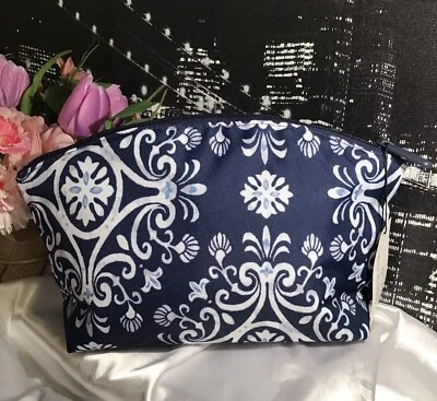 Vera Bradley Grand Travel Cosmetic Bag Lighten Up STEEL BLUE MEDALLION RV$55 - Image 1 of 4