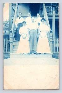 RPPC Cyanotypie Portrait Familie Frauen und Mann auf Veranda eines großen Hauses Postkarte - Bild 1 von 4