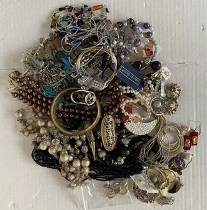 Lote mixto de bisutería usable de 2 + libras de colección a moderna - Imagen 1 de 7