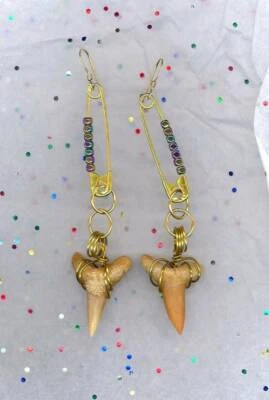 Juego de 2 pendientes de hematita diente de tiburón steampunk hechos a mano de oro y latón de 14 quilates Foto 1 de 2