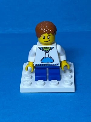 LEGO Advent City Minifigure #60063 - Boy with Black Dimple - hol037 - Image 1 of 2