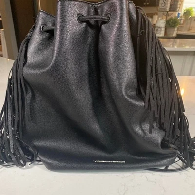 Bolso Cubo Victoria's Secret Negro con Flecos - Bandolera con Cordón, Cuero Sintético Foto 1 de 4