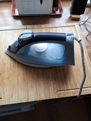 PHILIPS STEAMGLIDE  5000 SERIES STEAM IRON - Image 1 of 4