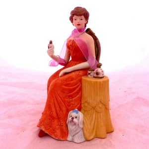 * FIGURINE STATUETTE AVON MISS ET SON CHIEN PORCELAINE 19 cm - Picture 1 of 9