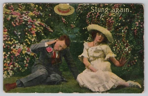 Postkarte mit geteiltem Rücken Romantik Humor Paar im Park wieder gestochen - Bild 1 von 2