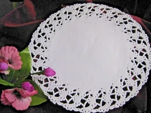 25 PCS 7" INCH brite WHITE PAPER ELEGANT WEDDING SCROLL LACE DOILY ROUND CRAFTS - Picture 1 of 3