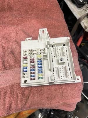 Bloque de conexiones relé de fusibles de cabina Saturn Outlook 2007-2008 25855326 OEM Foto 1 de 3