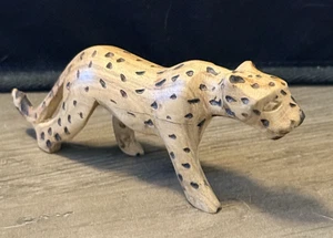 Statuina leopardo ghepardo africano in legno intagliato a mano vintage 4,5" x 1,5" MCM - Foto 1 di 9