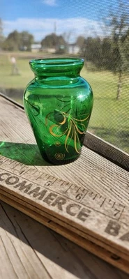 Kleine Vintage 3 3/4 Zoll smaragdgrüne Glasvase mit Goldwirbel & Blatt Design - Bild 1 von 4