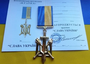 Orden Ucraniana "GLORIA DE UCRANIA". Con documento y estuche. - Imagen 1 de 4