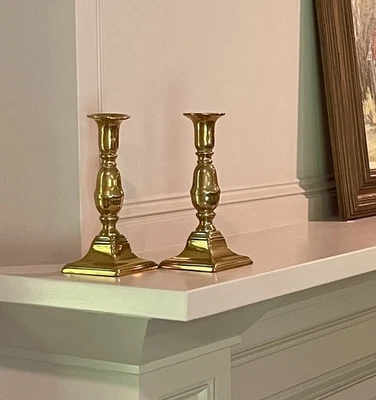 Par de candelabros antiguos de latón push up 6" victoriano siglo XIX Foto 1 de 4