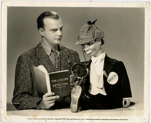 Edgar Bergen y Charlie McCarthy detective (1939), foto divertida. 19451 - Imagen 1 de 3