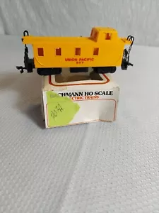 BACHMANN HO SCALE UNION PACIFIC 207 Yellow CABOOSE Please see pics - Picture 1 of 12
