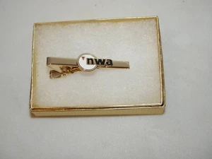 NORTHWEST AIRLINES KRAWATTENNADEL SPANGE LETZTES LOGO SAMMLERSTÜCK FLUGZEUG PILOT GESCHENK NEU - Bild 1 von 6