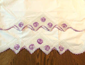 Fundas de almohada vintage cosidas a mano y de ganchillo talla King lavanda y flores blancas - Imagen 1 de 3