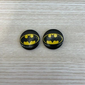 Lote de 2 Broches Prendedores Batman Superhéroe Negro Amarillo Forma de Círculo Exterior Moda - Imagen 1 de 2