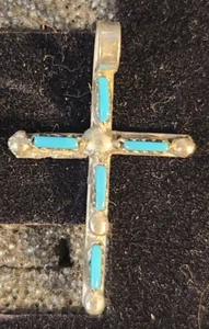 Vintage ZUNI Sterling Silber Türkis. 5 Steine Nadelspitze Kreuz Anhänger winzig 1 Zoll - Bild 1 von 2