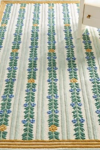 Handgefertigter getufteter Wollteppich Cottage gestreift Blumenmuster grün Landhausstil - Bild 1 von 3