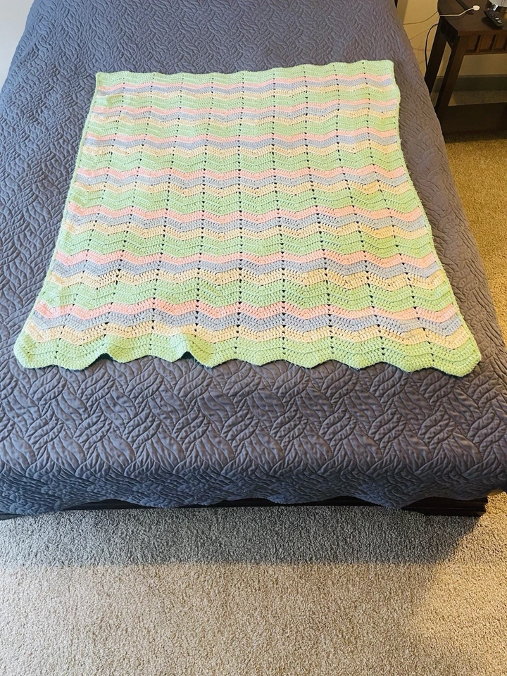 "Manta de bebé de ganchillo hecha a mano verde, azul, tostado y rosa patrón Chevron 50""x 40""" Foto 1 de 4