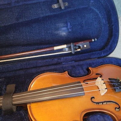Violin CARLO ROBELLI 1/4 Beginner MODEL CR-113, BOW, Lightly Used & W/Soft Case. - Image 1 of 4
