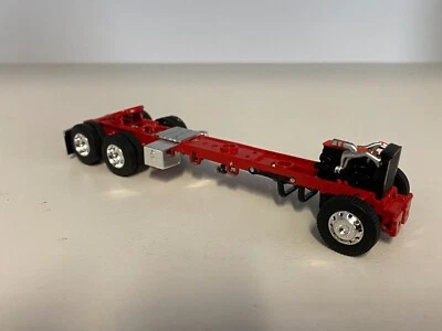 DCP 1/64 KENWORTH W900L 红色 265" 框架 带电机挡板 空气罐 电池盒 — 第 1/2 张图片