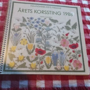 π Arets Korssting 1988 Edith Hansen Cross Stiitch Of The Year Flowers Patterns - Picture 1 of 21