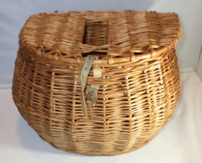 Antigua cesta de pesca con mosca de mimbre de ratán vintage con correas de cuero Foto 1 de 4