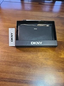 Cartera billetera de muñeca negra DKNY con correa de cadena nueva en caja - Imagen 1 de 9