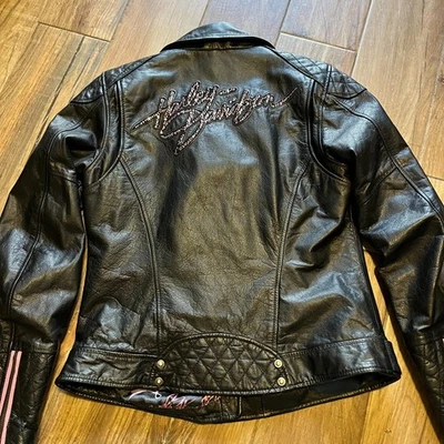 Chaqueta Moto Harley-Davidson Mujer Etiqueta Rosa Swarovski Cristal Cuero Med Usada en Excelente Condición Foto 1 de 4