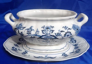 Vintage BLUE DANUBE Oval Tureen & Underplate Blue Onion Design - Beautiful! - Picture 1 of 10
