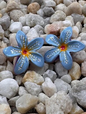 Un par de pequeñas pinzas para el cabello pintadas a mano - flores azules ligeras Foto 1 de 4