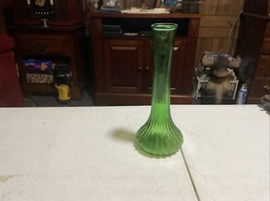 Vintage Hoosier Glas #4096 9" smaragdgrüne Knospenvase/vertikales Rammmuster - Bild 1 von 3