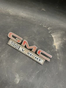 Vintage 1960’s-1970’s GMC 6000 V-8 Truck Emblem OEM 60’s 70’s - Foto 1 di 7