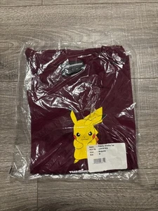 Camiseta The Hundreds x Pokémon Pikachu Wildfire, Thunderbolt, Borgoña, Mediana, Nueva - Imagen 1 de 1