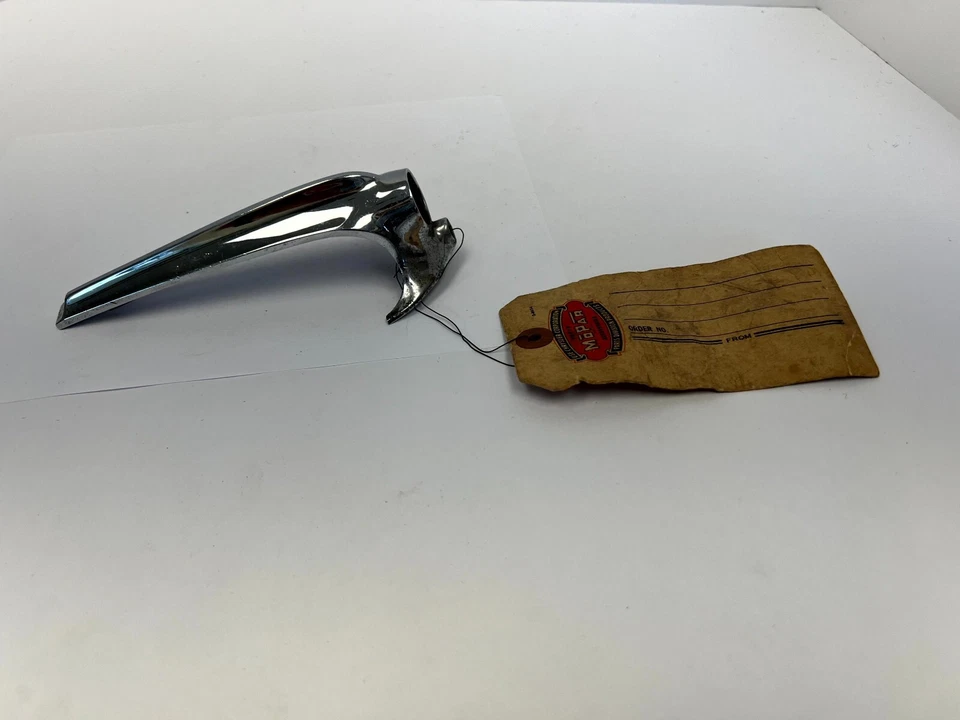 Chrysler New Yorker Saratoga 1941 luz trasera izquierda lente retenedor superior 934598 nuevo en stock Foto 1 de 4