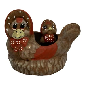 Kleiner Keramik Übertopf ~ Huhn Henne trägt Haube liegend auf Nest mit Baby Küken - Bild 1 von 12