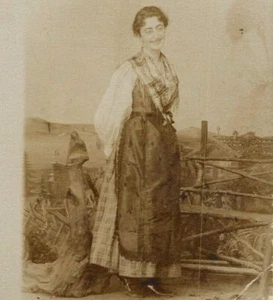 Donna sorridente studio di campagna RPPC cartolina d'epoca - Foto 1 di 3