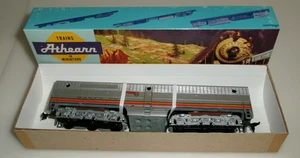 HO Scale Athearn 3365 Santa Fe Alco PB1 Diesel Dummy Neu in OVP - Bild 1 von 3
