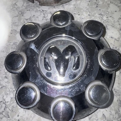 ОРИГИНАЛЬНЫЙ ХРОМИРОВАННЫЙ ЦЕНТРАЛЬНЫЙ КОЛПАК КОЛЕСА DODGE RAM 2500 3500 2003-2007 52121450AB МЕТАЛЛИЧЕСКИЕ ВЫСТУПЫ - Изображение 1 из 4