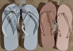 2 paia sandali infradito Shade & Shore taglia 9 bianchi Mary Jeweled/Sydney Blush - Foto 1 di 4