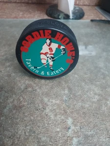Vintage NHL Hockey Puck Redwings Old Logo Gordie Howe 9  - Bild 1 von 10