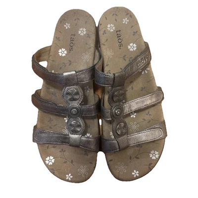 Sandalias Taos para mujer ajustables plateadas sin cordones con botones de peltre talla 12 NUEVAS Foto 1 de 4