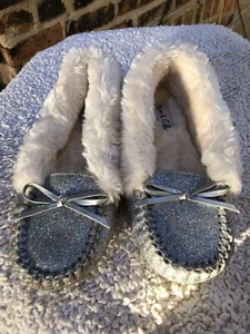 Olive & Edie Silver Glitter Moccasin Slippers, Faux Fur Lined Girl's Size 2 - Picture 1 of 8