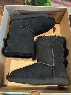 UGG 3280 KIDS/GIRLS BAILEY BOW BLACK BOOTS  SIZE 4 - Image 1 of 4